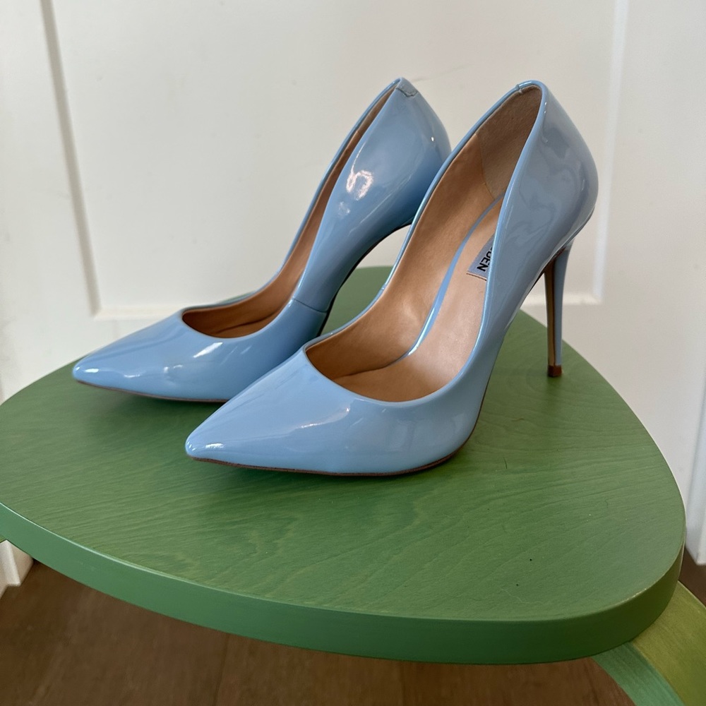 Steve Madden periwinkle blue patent pumps / heels